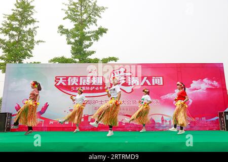 Contea di Luannan - 11 maggio 2018: Spettacolo di danza sul palco, Contea di Luannan, Hebei, Cina Foto Stock