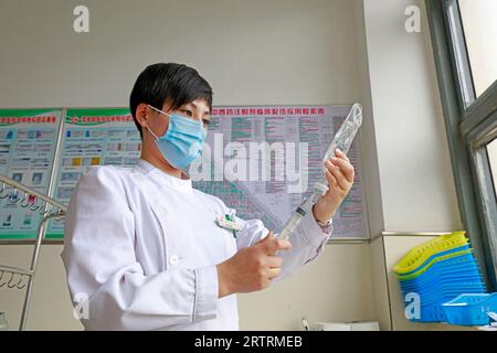 Contea di Luannan - 11 maggio 2018: Nurse disposition medicine liquid, Contea di Luannan, Hebei, Cina Foto Stock