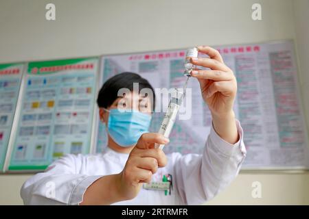 Contea di Luannan - 11 maggio 2018: Nurse disposition medicine liquid, Contea di Luannan, Hebei, Cina Foto Stock