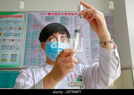 Contea di Luannan - 11 maggio 2018: Nurse disposition medicine liquid, Contea di Luannan, Hebei, Cina Foto Stock