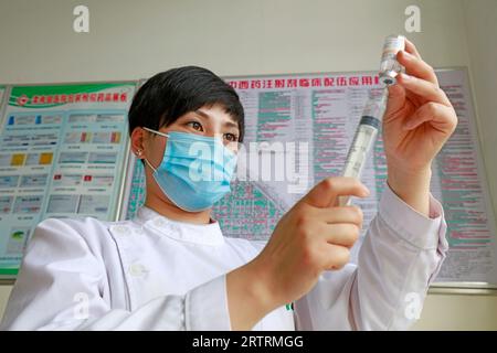 Contea di Luannan - 11 maggio 2018: Nurse disposition medicine liquid, Contea di Luannan, Hebei, Cina Foto Stock