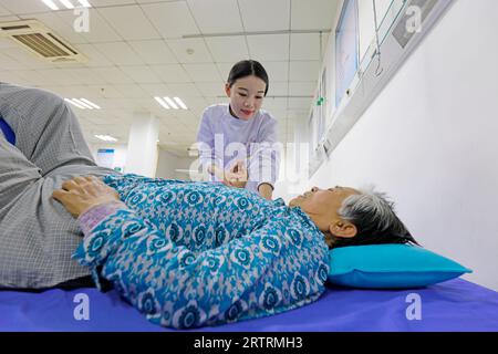 Contea di Luannan - 11 maggio 2018: Infermieri che curano la riabilitazione dei pazienti, Contea di Luannan, Hebei, Cina Foto Stock