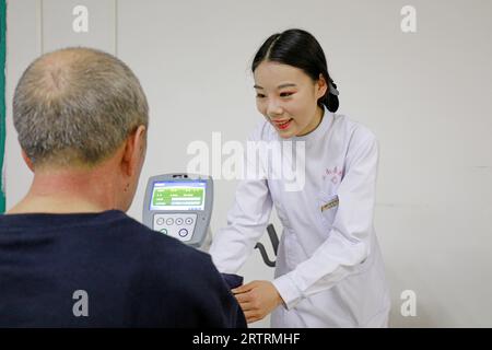 Contea di Luannan - 11 maggio 2018: Infermieri che curano la riabilitazione dei pazienti, Contea di Luannan, Hebei, Cina Foto Stock