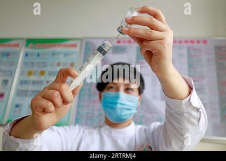 Contea di Luannan - 11 maggio 2018: Nurse disposition medicine liquid, Contea di Luannan, Hebei, Cina Foto Stock