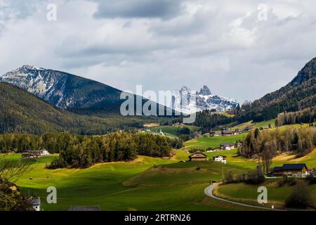 Montagne innevate, vista su Seceda, primavera, Castelrotto, Dolomiti, alto Adige, Italia Foto Stock