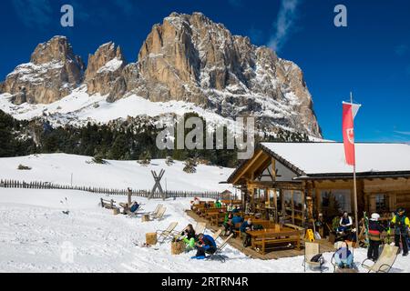 Montagne innevate e rifugio, vista sul gruppo del Sassolungo, inverno, passo del Sella, Val Gardena, Dolomiti, alto Adige, Italia Foto Stock