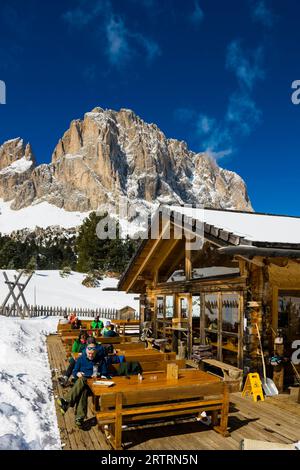 Montagne innevate e rifugio, vista sul gruppo del Sassolungo, inverno, passo del Sella, Val Gardena, Dolomiti, alto Adige, Italia Foto Stock