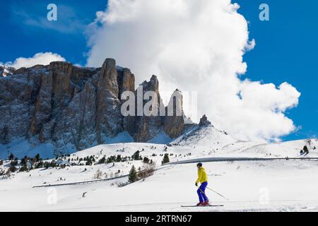 Montagne innevate e sciatori, vista sul Sella, inverno, passo del Sella, Val Gardena, Dolomiti, alto Adige, Italia Foto Stock