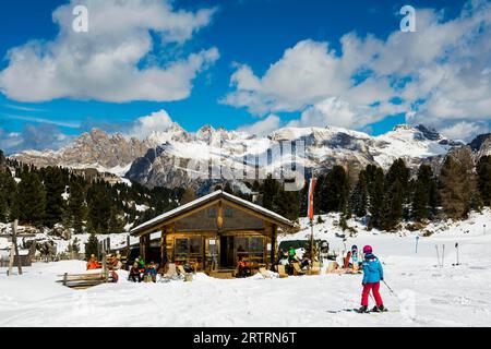 Montagne innevate e rifugio sci, inverno, passo del Sella, Val Gardena, Dolomiti, alto Adige, Italia Foto Stock