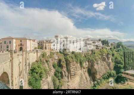 04 12 2021 ronda, malaga, spagna vista del nuovo ponte sulle scogliere di ronda una giornata di sole Foto Stock