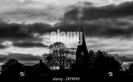 Tramonto con campanile in bianco e nero, nebbia, Amrum, Germania, tramonto con campanile in bianco e nero, Germania Foto Stock