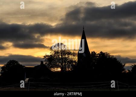 Tramonto con campanile, nebbia su Amrum, Germania, tramonto con campanile, Amrum, Germania Foto Stock