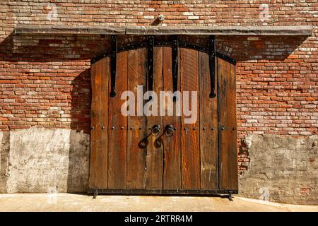 WA23626-00...WASHINGTON - porte solide su un edificio vuoto sulle rive della baia di Port Townsend nella città di Port Townsend. Foto Stock