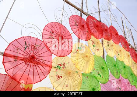 Il paesaggio architettonico dell'ombrello di carta a olio della Cina nel parco Foto Stock