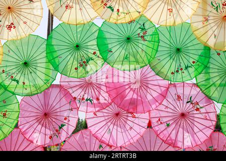 Il paesaggio architettonico dell'ombrello di carta a olio della Cina nel parco Foto Stock