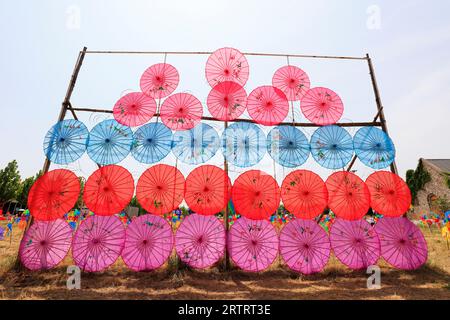 Il paesaggio architettonico dell'ombrello di carta a olio della Cina nel parco Foto Stock