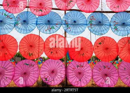 Il paesaggio architettonico dell'ombrello di carta a olio della Cina nel parco Foto Stock