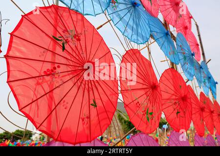 Il paesaggio architettonico dell'ombrello di carta a olio della Cina nel parco Foto Stock