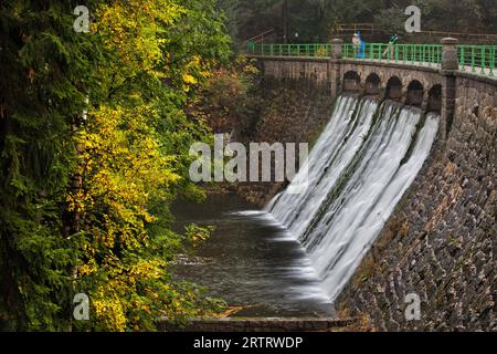 Diga sul fiume Lomnica a Karpacz, in Polonia in autunno Foto Stock
