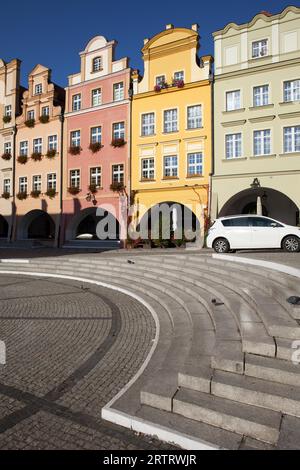 Città di Jelenia Gora in Polonia, Piazza del mercato della città Vecchia, case storiche con portici e frontoni, voivodato della bassa Slesia Foto Stock