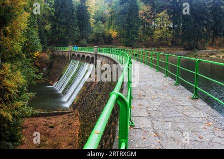 Diga e serbatoio sul fiume Lomnica in Karpacz, Polonia Foto Stock