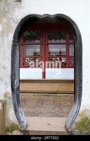 Shanghai, Cina - 31 maggio 2018: Paesaggio architettonico della tradizionale porta lunare cinese a Yu Garden, Shanghai, Cina Foto Stock