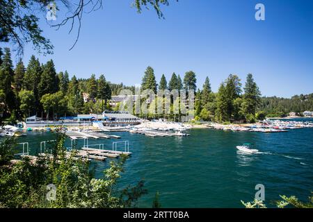 Lake Arrowhead con barche ormeggiate in una calda giornata estiva nei pressi di Los Angeles, California, Stati Uniti d'America Foto Stock