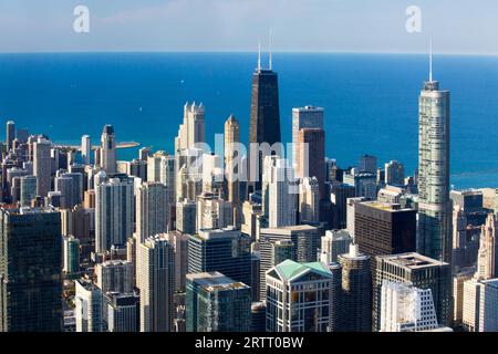 Il famoso skyline di Chicago nel tardo pomeriggio da Willis Tower guardando verso il John Hancock Center Foto Stock