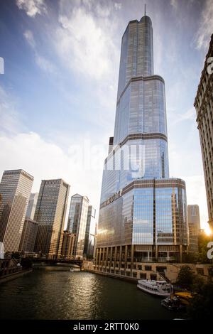 Chicago, USA, 14 agosto 2015: Il fiume Chicago e gli edifici circostanti mentre il sole tramonta in una calda giornata estiva Foto Stock