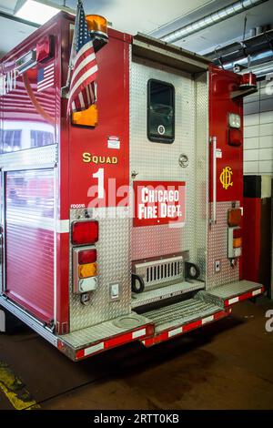 Chicago, USA, 14 agosto 2015: I camion dei pompieri della Chicago Metropolitan si trovano all'interno di una caserma dei pompieri nel centro di Chicago Foto Stock