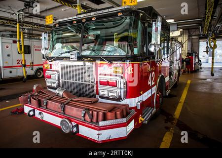 Chicago, USA, 14 agosto 2015: I camion dei pompieri della Chicago Metropolitan si trovano all'interno di una caserma dei pompieri nel centro di Chicago Foto Stock