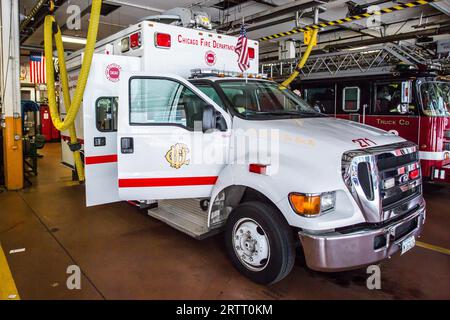 Chicago, USA, 14 agosto 2015: I camion dei pompieri della Chicago Metropolitan si trovano all'interno di una caserma dei pompieri nel centro di Chicago Foto Stock