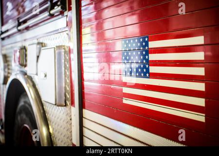 Chicago, USA, 14 agosto 2015: I camion dei pompieri della Chicago Metropolitan si trovano all'interno di una caserma dei pompieri nel centro di Chicago Foto Stock