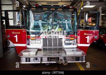 Chicago, USA, 14 agosto 2015: I camion dei pompieri della Chicago Metropolitan si trovano all'interno di una caserma dei pompieri nel centro di Chicago Foto Stock