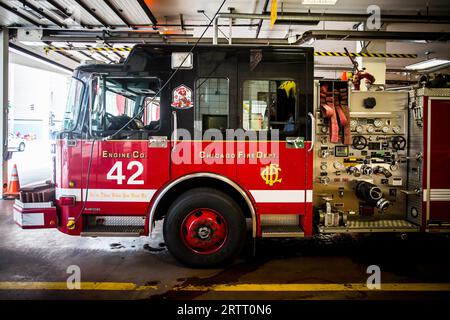 Chicago, USA, 14 agosto 2015: I camion dei pompieri della Chicago Metropolitan si trovano all'interno di una caserma dei pompieri nel centro di Chicago Foto Stock