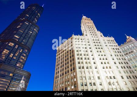 Chicago, USA, 13 agosto 2015: La Trump Tower e il Wrigley Building contro un cielo blu brillante al tramonto dopo una calda giornata estiva Foto Stock