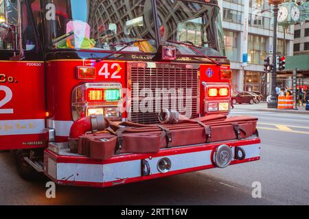 Chicago, USA, 13 agosto 2015: Il camion dei vigili del fuoco metropolitano di Chicago risponde a una chiamata d'emergenza nelle strade del centro di Chicago Foto Stock