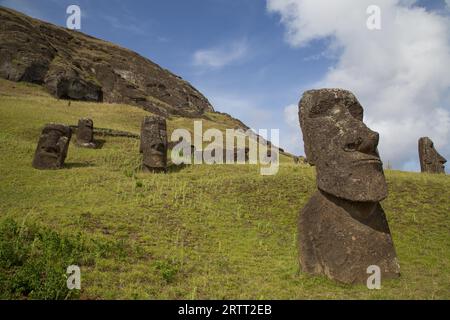 Foto delle moais nella cava di pietra di Rano Raraku sull'Isola di Pasqua in Cile Foto Stock