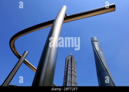 Shanghai, Cina - 1° giugno 2018: Tubi in acciaio inossidabile ed edifici alti a Lujiazui, Shanghai, Cina Foto Stock