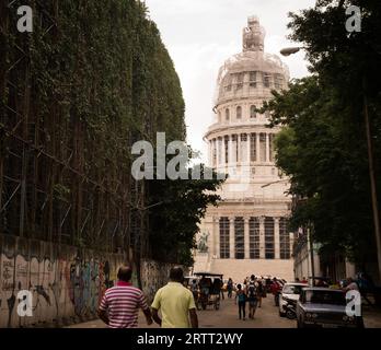 L'Avana, Cuba il 23 dicembre 2015: I cubani camminano verso l'edificio del governo di capitolio Foto Stock