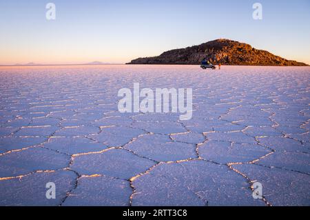 Salar Uyuni, BOLIVIA nel settembre 2015: Il sole sorge sul più grande lago salato del mondo Salar de Uyuni. La Bolivia sudoccidentale è famosa per la sua drammatica atmosfera Foto Stock