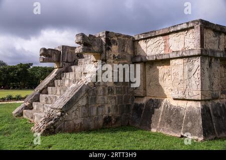 Jaguar capi della piattaforma di Venere, le antiche rovine Maya, Chichen Itza sito archeologico, Yucatan, Messico Foto Stock