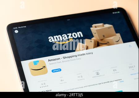 New York, USA - 24 agosto 2023: Applicazione Amazon nell'Apple Store per la visualizzazione ravvicinata dello schermo del tablet ipad Foto Stock