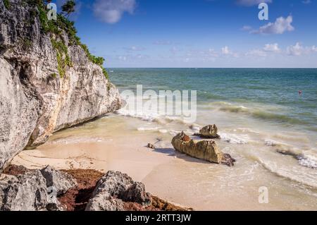 Spiaggia di Tulum, Messico: I Caraibi dello Yucatan sono famosi per le sue bellissime spiagge. Le spiagge vicino a Tulum nello Yucatan sono caratterizzate da sabbia incontaminata Foto Stock
