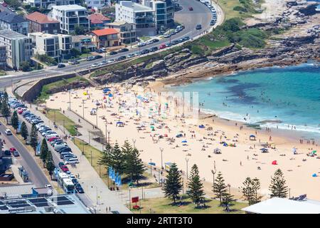 Vista aerea della spiaggia di Maroubra nel picco di una calda estate australiana sulle spiagge orientali di Sydney/ Foto Stock