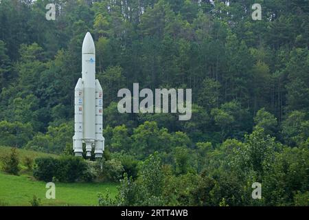 Monumento all'ingegnere civile Walter Hohmann con il lanciatore Ariane 5 su una scala di 1:4, razzo, V, viaggi spaziali, miniatura, Planetenweg, Hardheim Foto Stock