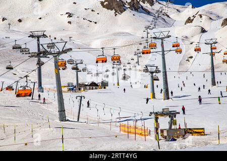 Funivia groviglio e sabbia marrone del Sahara sulla neve sull'Alpe Trida nella ski area Ischgl-Samnaun, Grigioni Tirolo Foto Stock