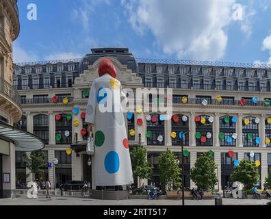 Gigantesca figura dell'artista giapponese Yayoi Kusama, di fronte ai grandi magazzini Louis Vuitton, Parigi, Francia Foto Stock