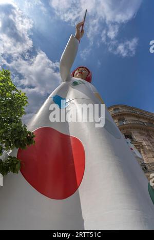 Gigantesca figura pubblicitaria dell'artista giapponese Yayoi Kusama, commissionata dai grandi magazzini Louis Vuitton, Parigi, Francia Foto Stock