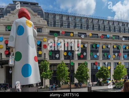 Gigantesca figura pubblicitaria dell'artista giapponese Yayoi Kusama, di fronte ai grandi magazzini Louis Vuitton, ParisParis, Francia Foto Stock